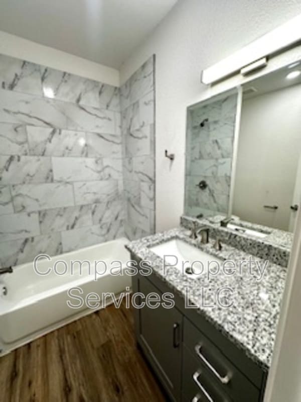 Building Photo - 300 N Oak Dr