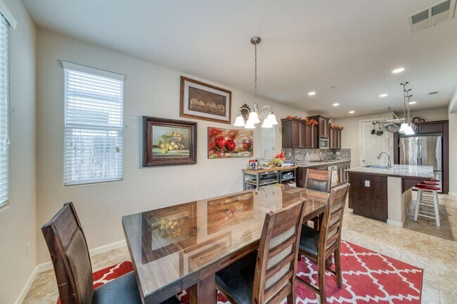 Building Photo - Beautiful 5 bedroom / 4 bath near Clovis East