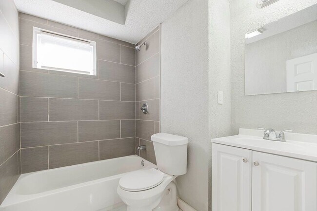 Building Photo - Spacious 5-Bedroom Home with 2 Full Bathro...