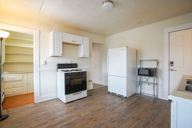 Building Photo - 70 Maple St