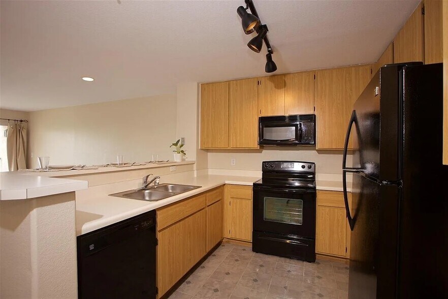 Kitchen: New Refrigerator and Dishwasher, New flooring - 3775 Georgia St