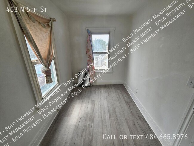 Building Photo - 463 N 5th St