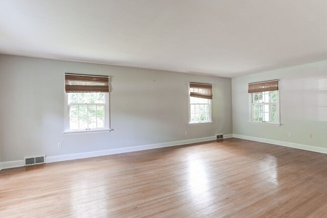 Building Photo - 4 bedroom, 2.5 bathroom home in Camp Hill