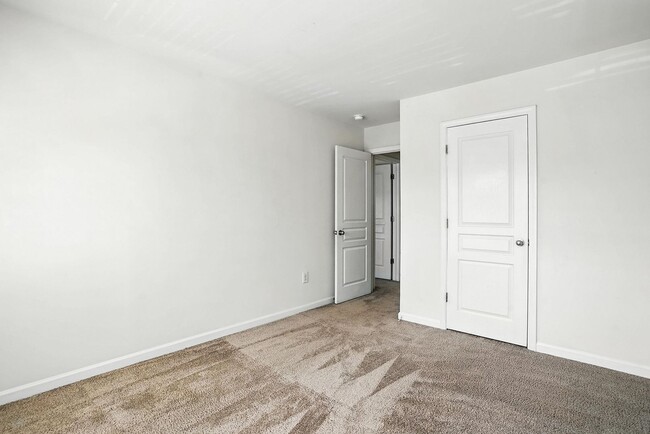 Building Photo - WONDERFUL TOWNHOUSE IN CARY-3 BEDROOMS 2 1...