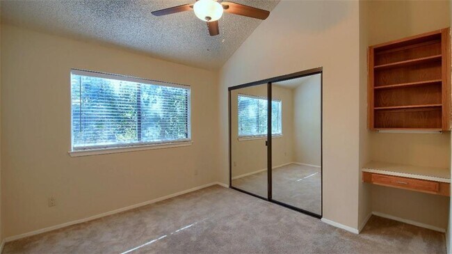 Building Photo - 908 Poplar St