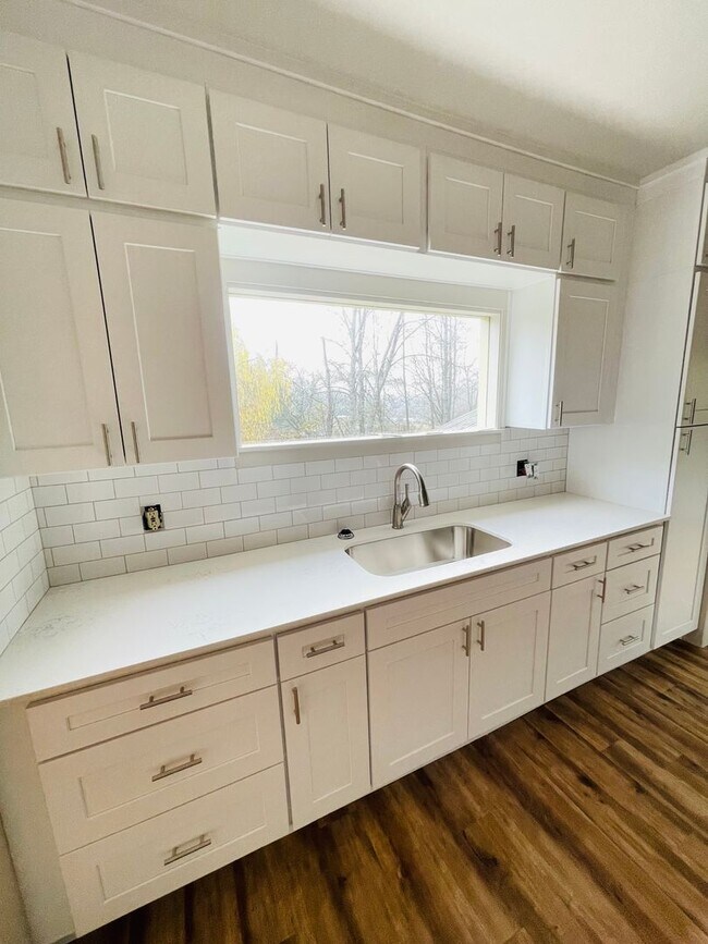 Building Photo - 1100 32nd St