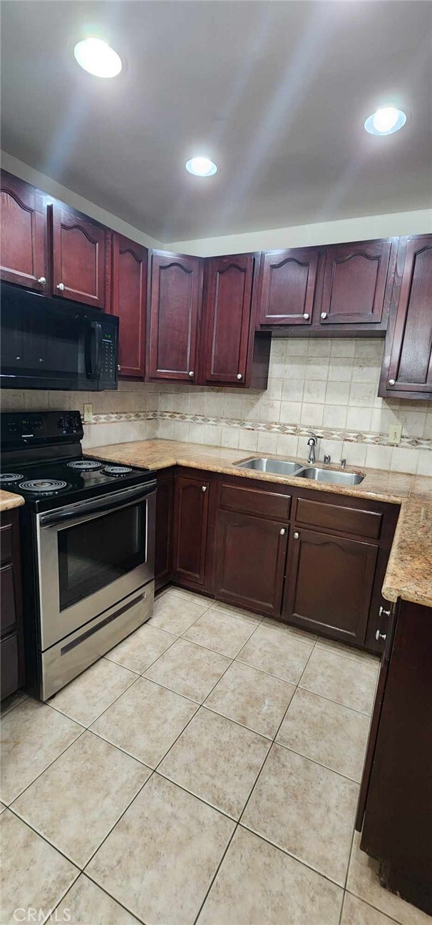 Building Photo - 22890 Hilton Head Dr