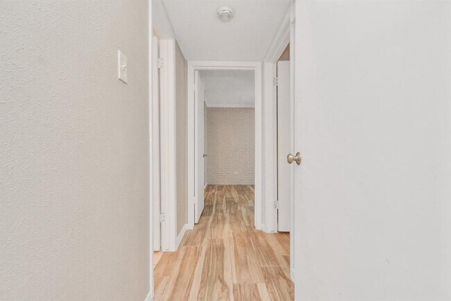 Building Photo - 2744 Briarhurst Dr