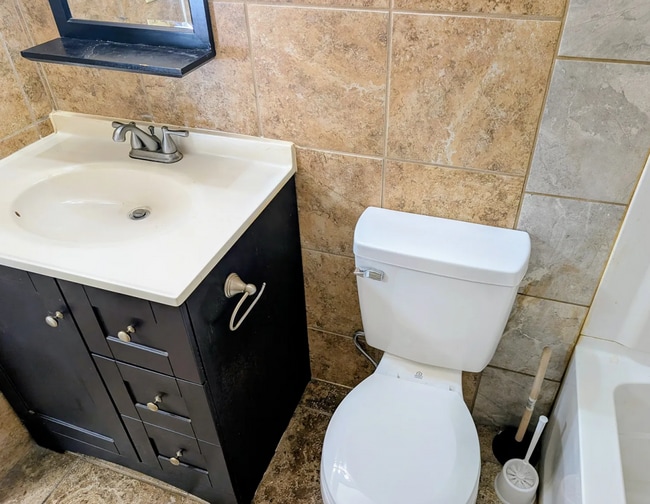 Building Photo - Spacious 1BR Condo – Pool Access & Utilities