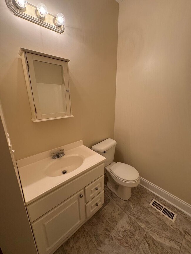 Building Photo - Nice 3/2 House in Silver Creek with bonus rooms- $1,495