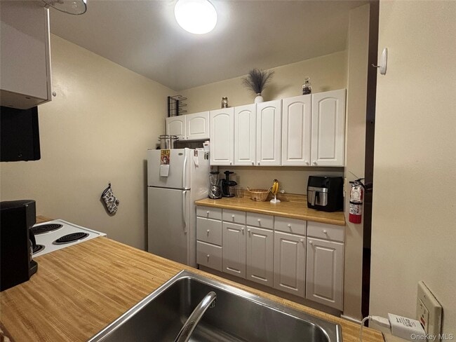 Building Photo - 113 Academy St