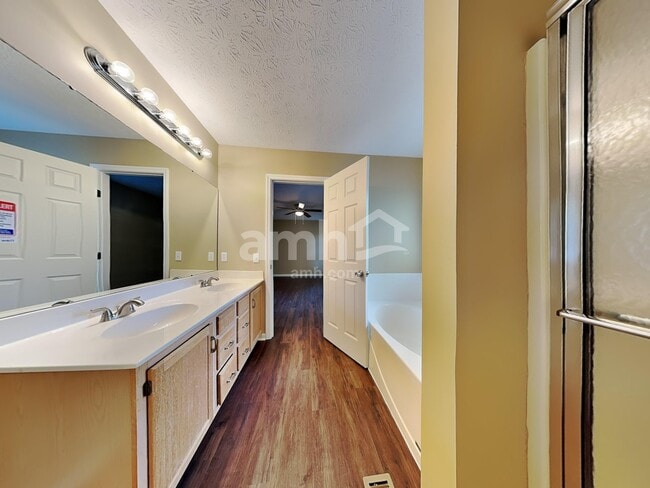 Building Photo - 8267 Springleaf Lake Dr