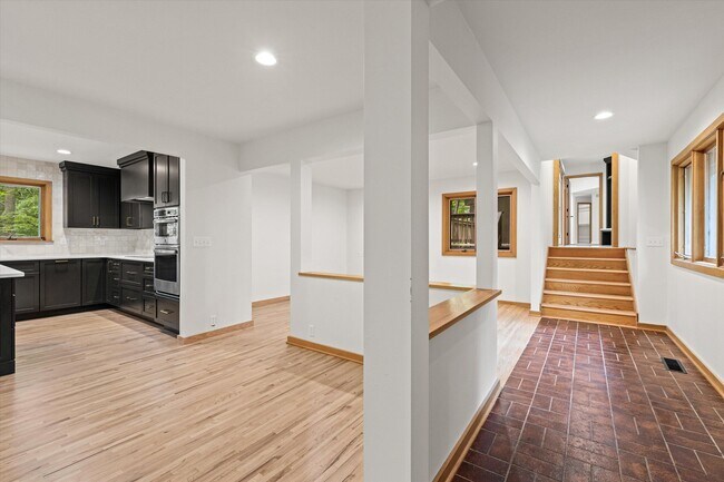 Building Photo - 1424 Bradford Dr