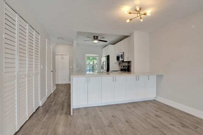 Building Photo - 9913 NW 57th Manor