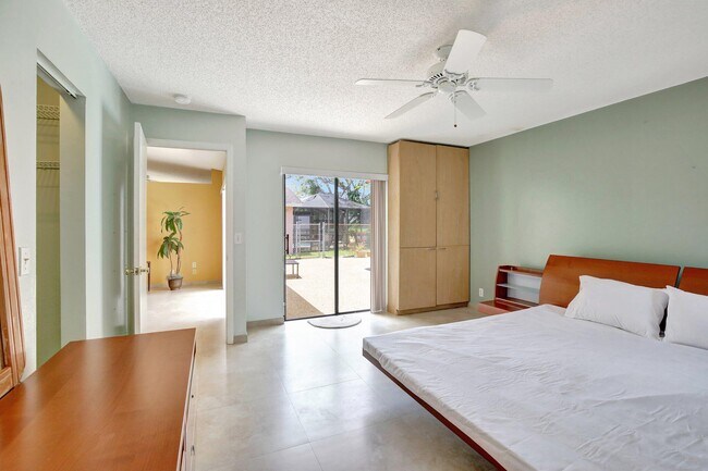 Building Photo - 1541 SW 102nd Terrace