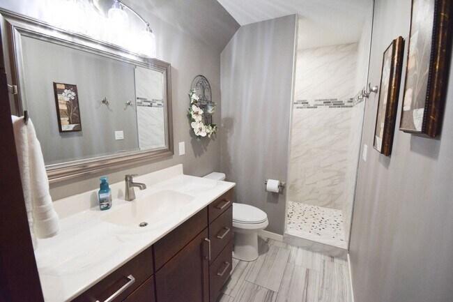 Building Photo - Spacious and Stunning 5 Bed 4 Bath For Ren...