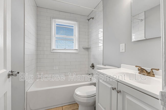 Building Photo - 2107 Hawthorne Rd