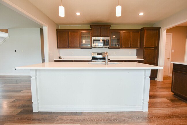Building Photo - Pet Friendly Four Bedroom!