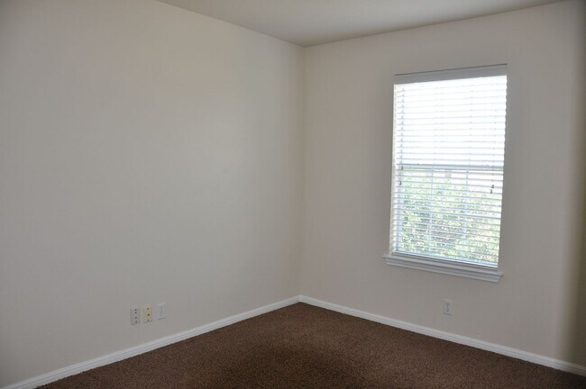 Building Photo - 3 Bedroom 2 Bath with Study in Kyle