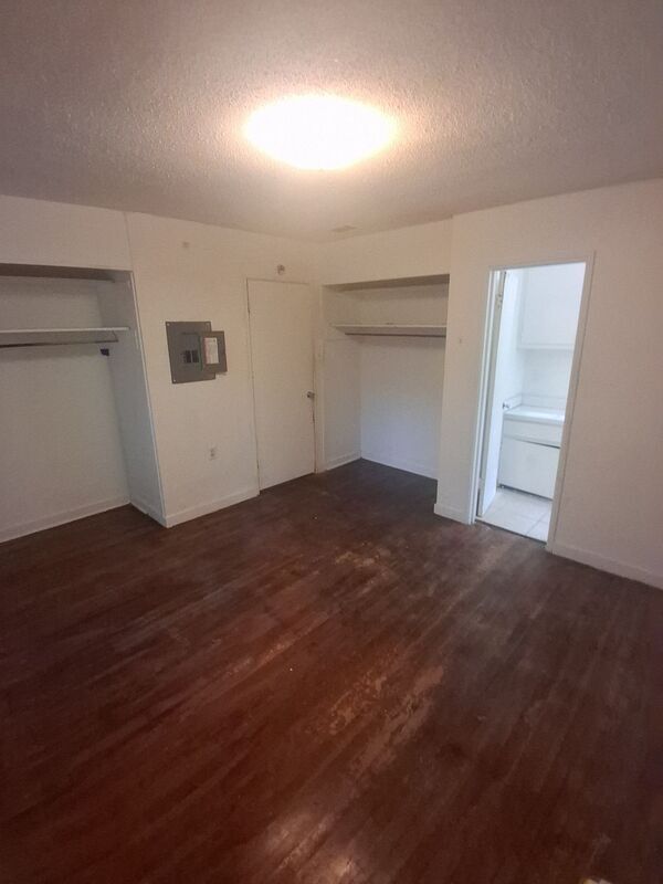 Building Photo - 3058 Woodside Dr