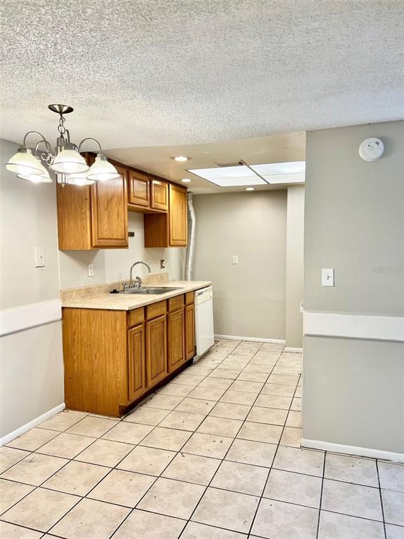 Building Photo - 6065 Village Cir S