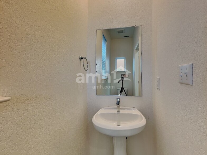 Building Photo - 2709 Lillybrook Ln