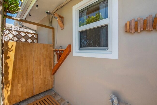 Building Photo - 220 SE 2nd Ave