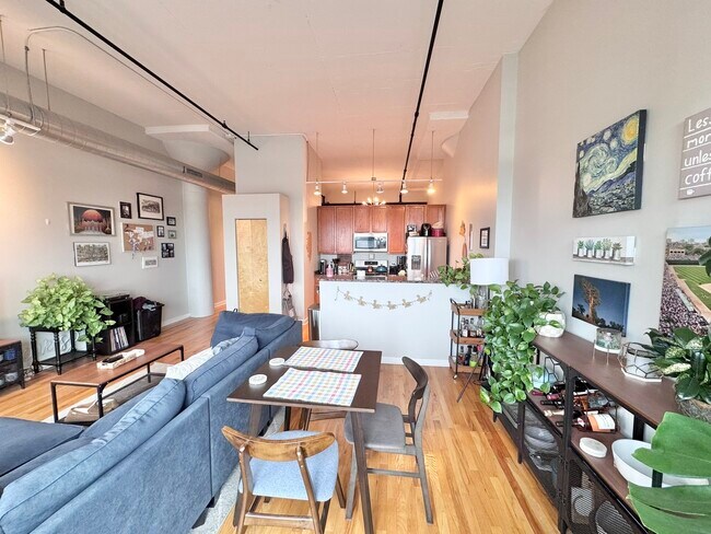 Building Photo - 1224 W Van Buren St