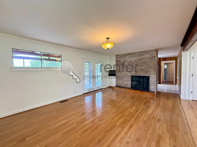 Building Photo - 1406 Highland Way