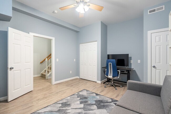 Building Photo - Beautiful Southern Village townhome - Furnished - Mid / Long Term lease options