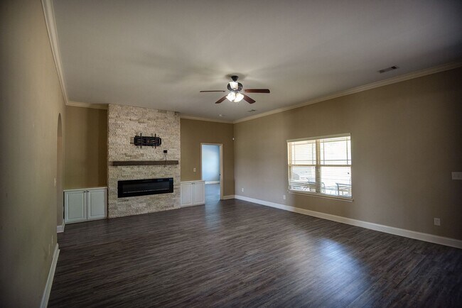 Building Photo - Beautiful home available from May 5!