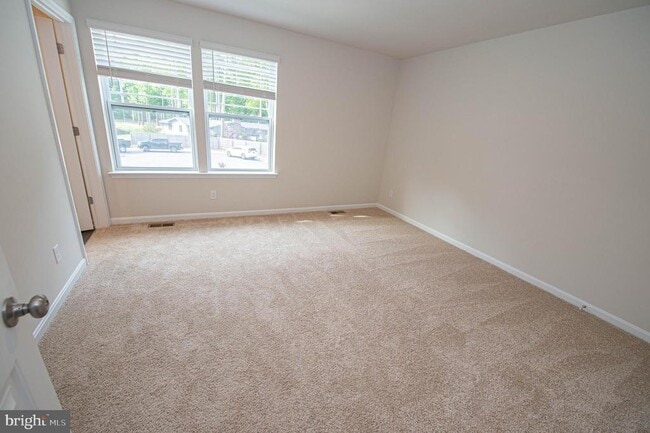 Building Photo - 128 Willowtree Ln