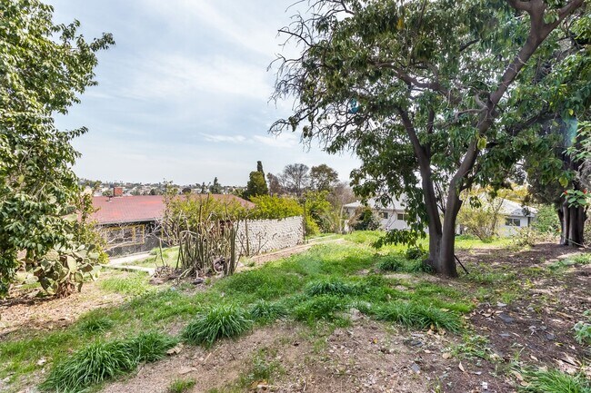 Building Photo - Bright & Spacious 1BR Retreat Near Keck Medical Center | Private Garage + Garden Space