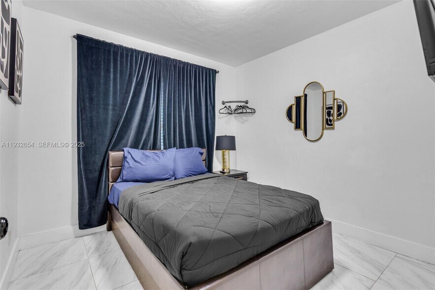 Building Photo - 695 NE 160th St