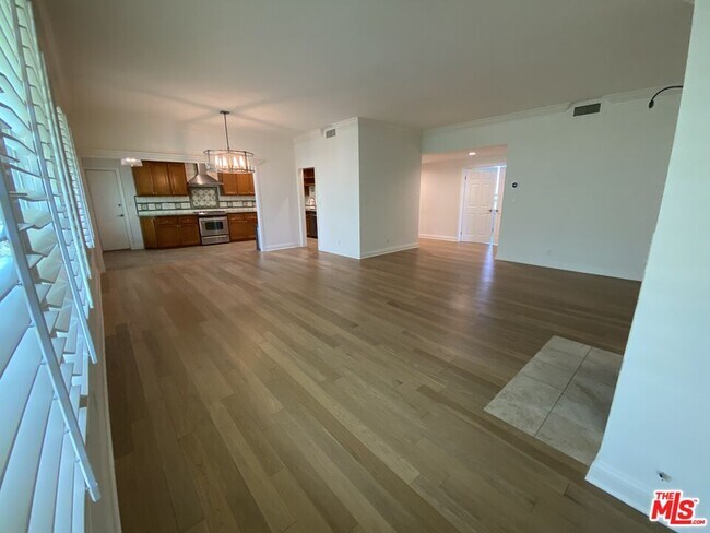 Building Photo - 125 S Elm Dr