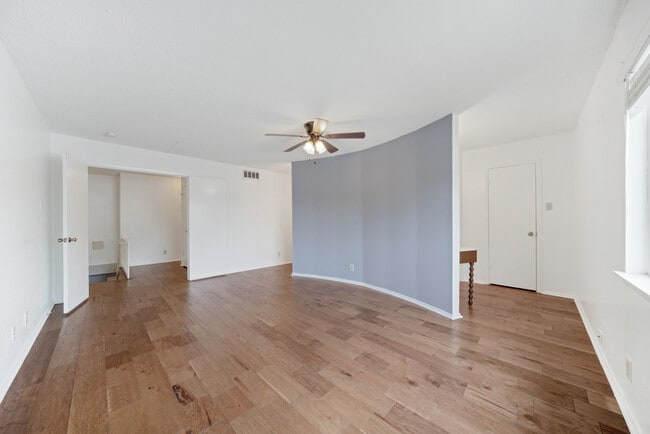 Building Photo - 10958 Crown Park