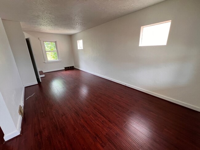 Building Photo - Pittsburgh - 4 Bedroom 2 Bathroom - Recent...