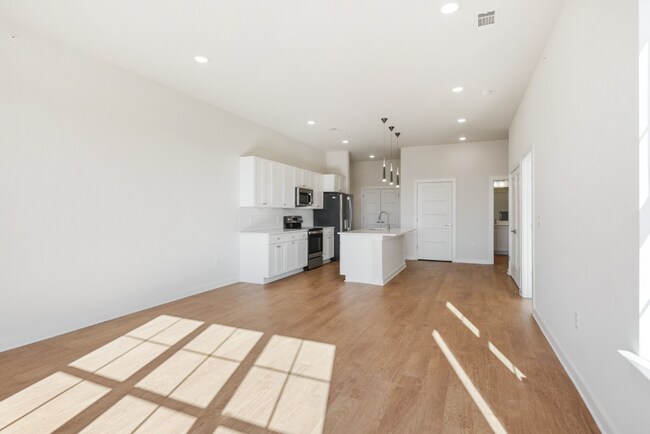Building Photo - 2900 Edwin Wy