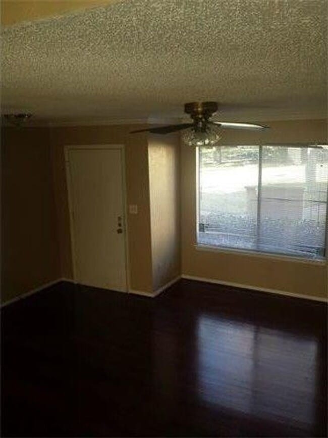 Building Photo - 3/1.5 Townhouse in Great location