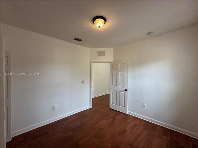 Building Photo - 3370 NE 14th Dr