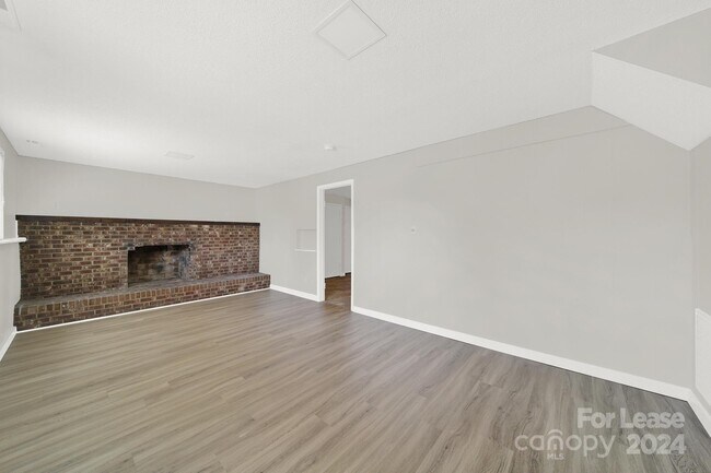 Building Photo - 6230 Holly Knoll Dr