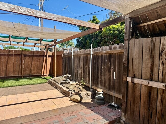 Building Photo - 2BD/1BA PB STYLE COTTAGE! LARGE EXCLUSIVE ...
