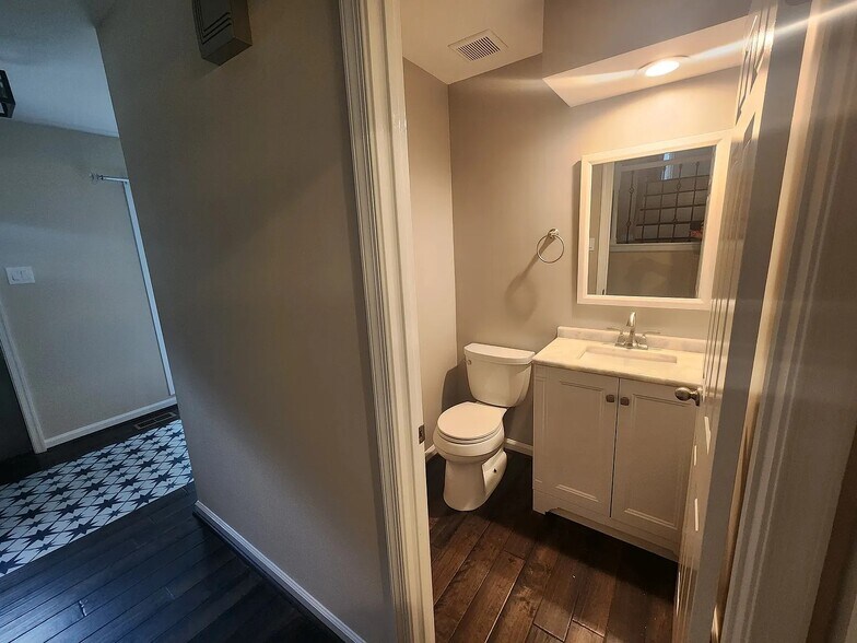 Building Photo - 721 Symphony Woods Dr