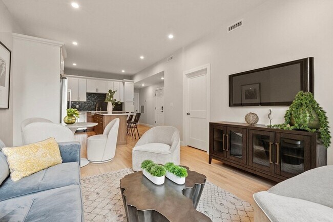 Building Photo - 587 E Broadway