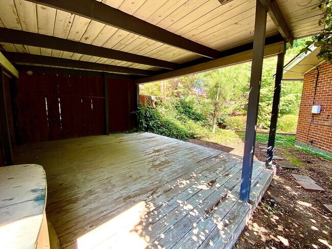 Building Photo - 4 Bedroom 2.5 bath on Central Rim minutes from downtown