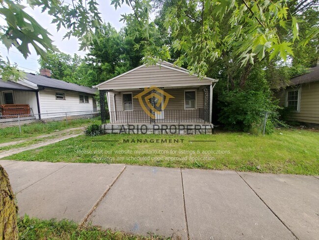 Primary Photo - Spacious 3 Bedroom / 1 Bath Home Near Down...