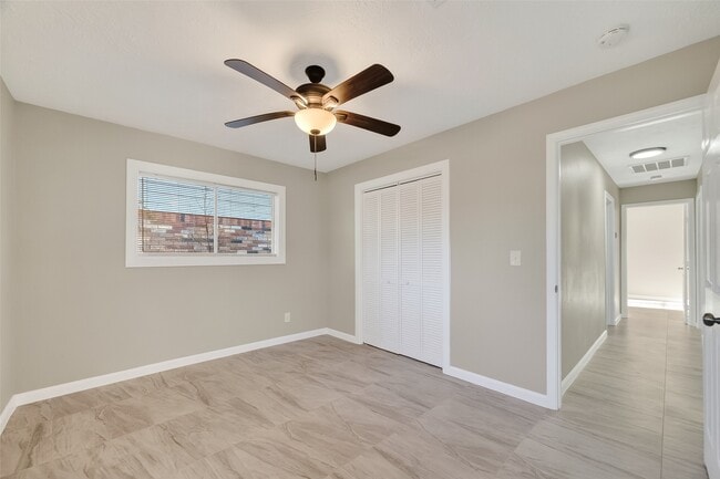 Building Photo - 7814 Pin Oak Dr