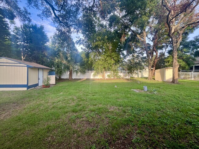 Building Photo - 705 Bayou Ave