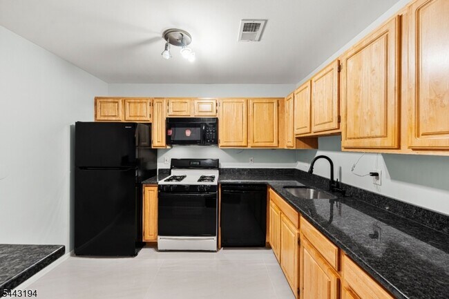 Building Photo - 230 Vasser Dr