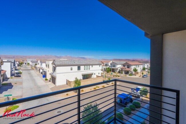 Building Photo - Pet Friendly 2 Bedroom Condo in Desert Color!